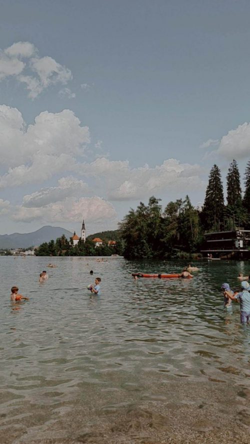 Jezioro Bled, widok z plaży na wyspę z kościołem